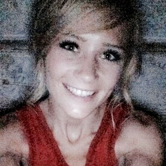 Profile Picture of Kylee Gullings (@kyleedakota) on Poshmark