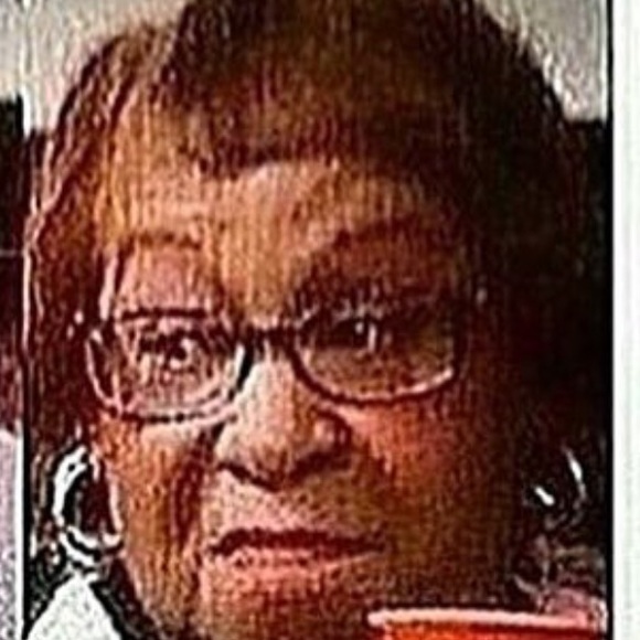 Profile Picture of Onnolee Dunno (@onno) on Poshmark