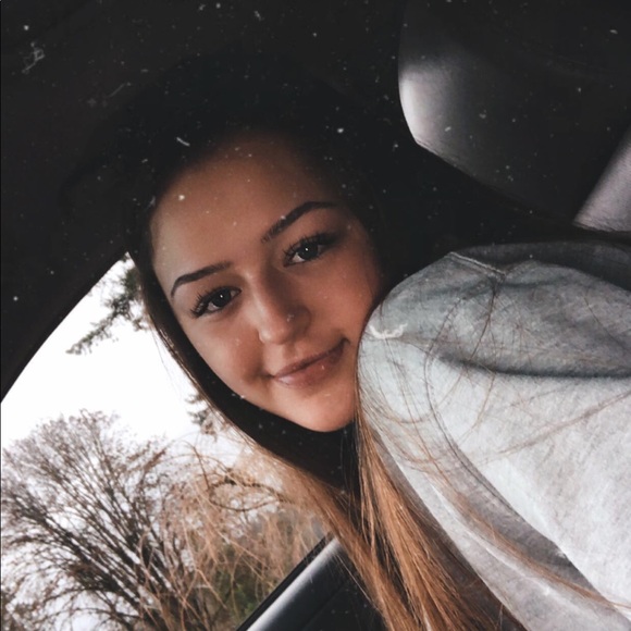 Profile Picture of Mia Dumars (@miadumars) on Poshmark