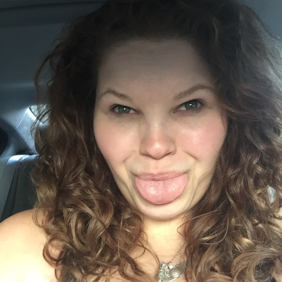 Profile Picture of Amelia Johnson (@ameliajohnso622) on Poshmark