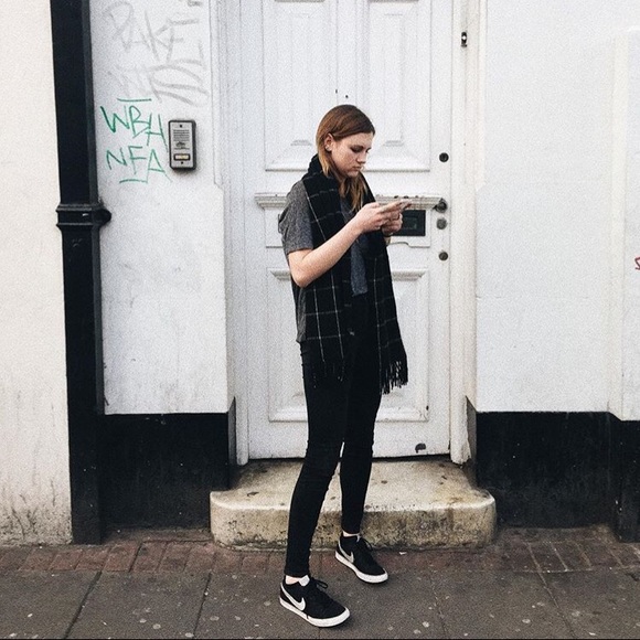 Linda Albaneze - Poshmark Profile Picture of Linda Albaneze (@dunga95) on Poshmark