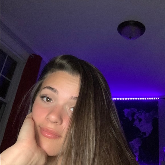 Profile Picture of Lizzie Marcotte (@lizziem353) on Poshmark