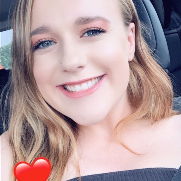 Profile Picture of Rayli Hunsberger (@raylilynn19) on Poshmark