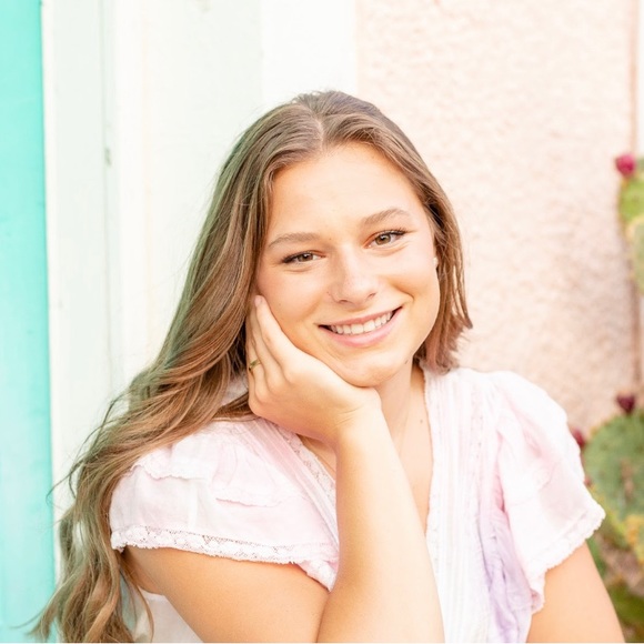 Profile Picture of Ellie Braunecker (@ebraunecker) on Poshmark