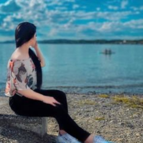Profile Picture of Effat Effat (@effateffat) on Poshmark