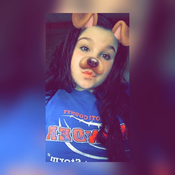 Profile Picture of Bonnie Looney (@bonnienicole03) on Poshmark