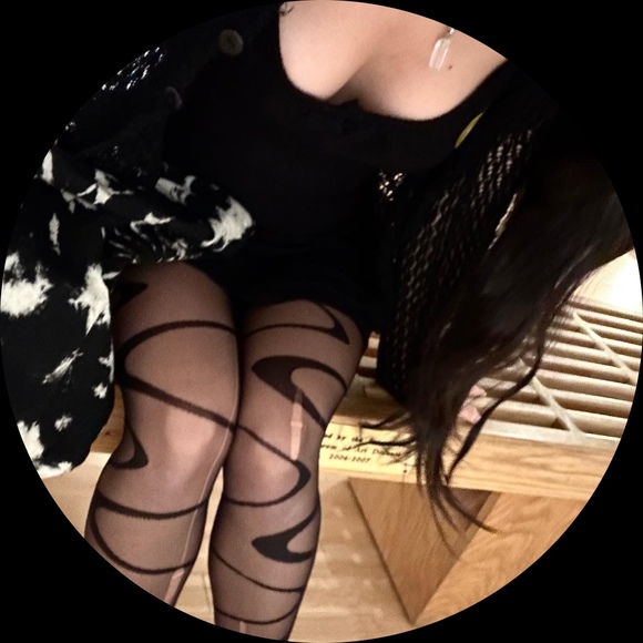 Profile Picture of Cadence Miggins (@censie) on Poshmark