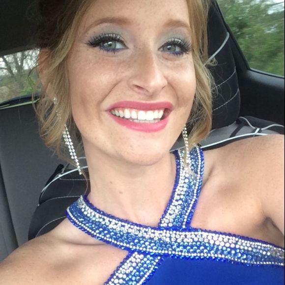 Profile Picture of Cassandra Hoff (@cassandra2101) on Poshmark