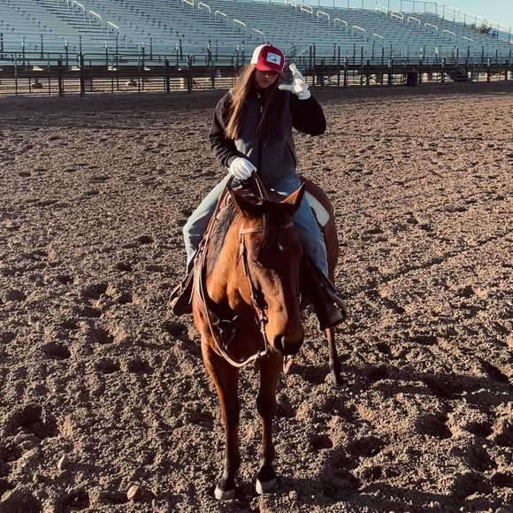 Profile Picture of Dani Gonzalez (@danikamgonzalez) on Poshmark