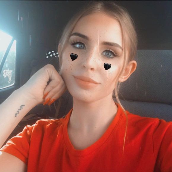 Profile Picture of Skylar Hiner (@skylarhiner) on Poshmark