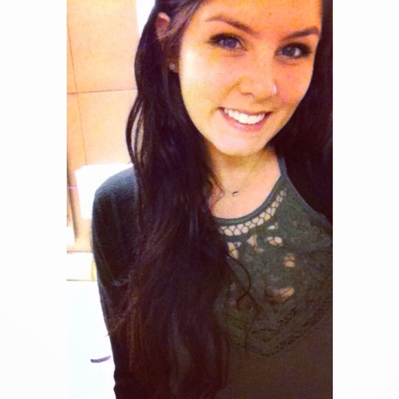 Profile Picture of Rachael Stolzer (@rachaelstolzer) on Poshmark