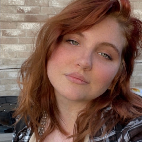 Profile Picture of Emi Fifer (@emififer) on Poshmark