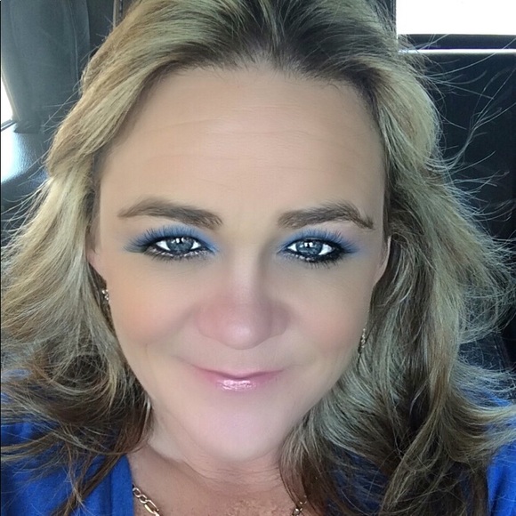 Lisa Tarver - Poshmark Profile Picture of Lisa Tarver (@lisarenea68) on Poshmark