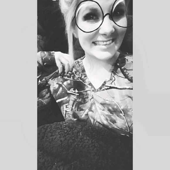 Profile Picture of Brooke Moeller (@b_rookie684) on Poshmark