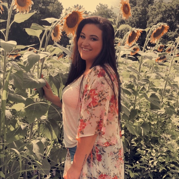 Profile Picture of Sophia Sharpe (@sasharpe14) on Poshmark