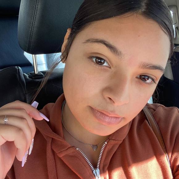 Profile Picture of Juliany Echevarria (@jujii02) on Poshmark