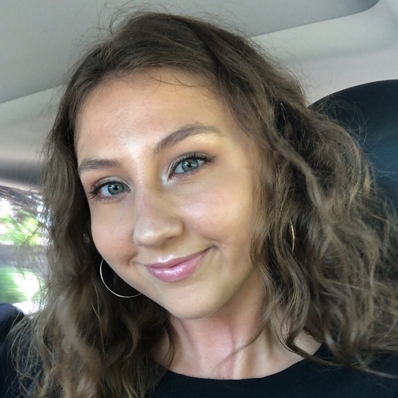 Profile Picture of Alyssa Kloser (@alyssakloser) on Poshmark