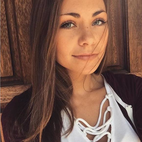 Profile Picture of Julia Boyd (@juliaa_boyd) on Poshmark