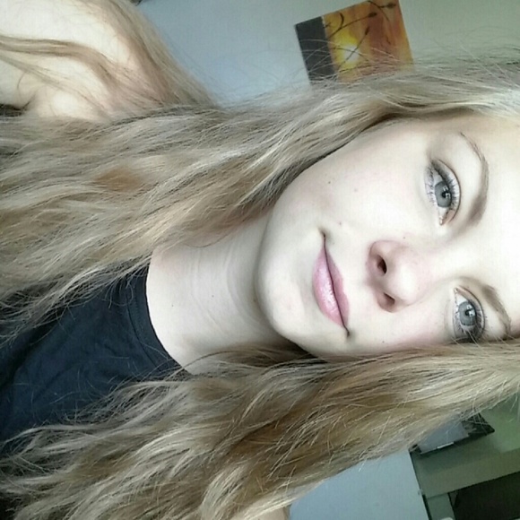 Profile Picture of Makayla Degrave (@mak_dgrave) on Poshmark