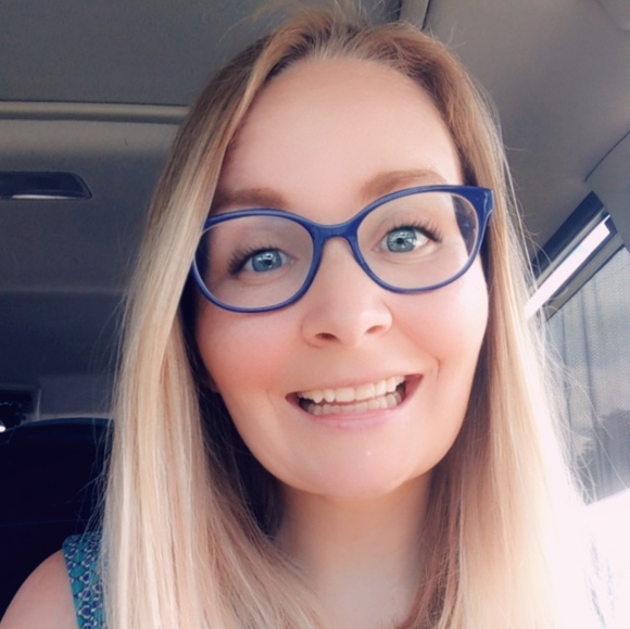 Profile Picture of Victoria Bowen (@vlbow) on Poshmark