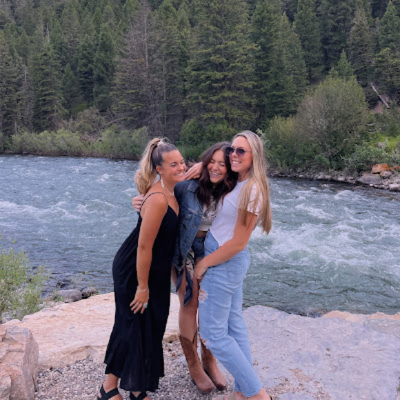 Profile Picture of Madisyn Bolinger (@madisynbolinger) on Poshmark