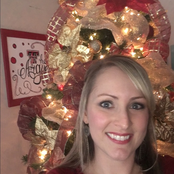 Profile Picture of Amanda Arguello (@amandaeligio) on Poshmark