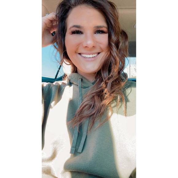Profile Picture of Alyssa Fields (@alyssafields5) on Poshmark