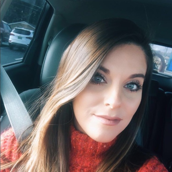 Profile Picture of Emily Cottles (@ecottles) on Poshmark