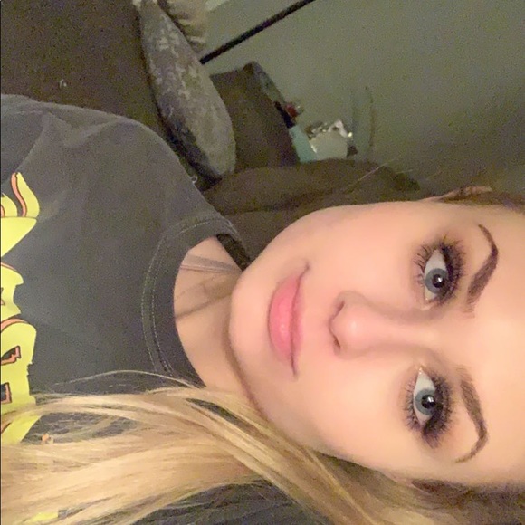 Profile Picture of Ellie Berkhoudt (@ellieberkhoudt) on Poshmark