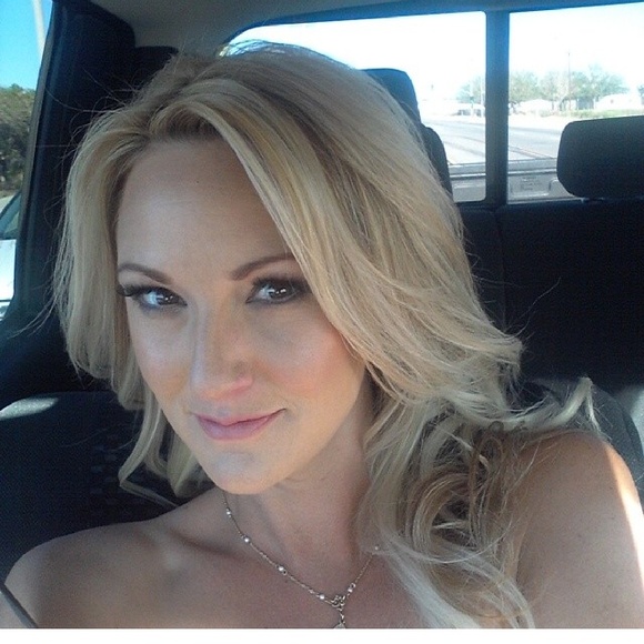 Profile Picture of Cortney Cordera (@cortneycordera) on Poshmark