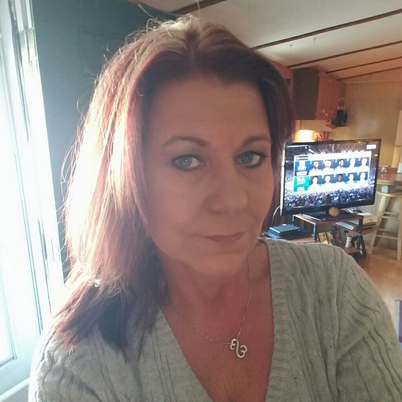 Profile Picture of Athena Phillips (@mimiseakoo) on Poshmark