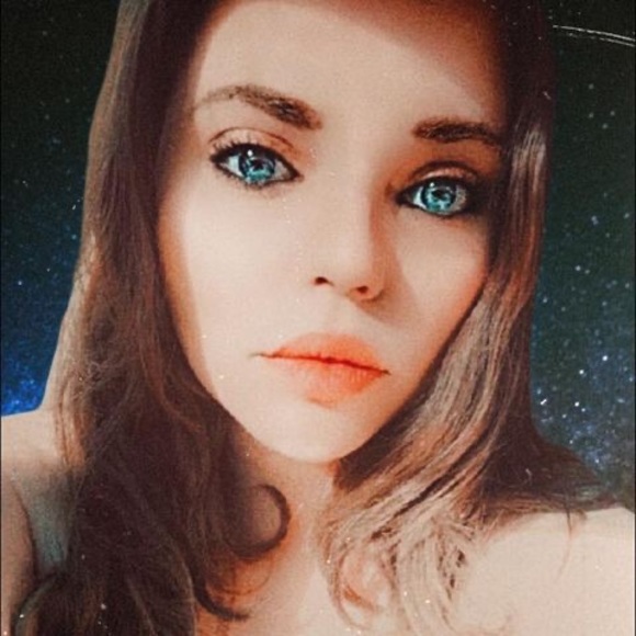 Profile Picture of Andrea Barrett (@poetandyrises) on Poshmark