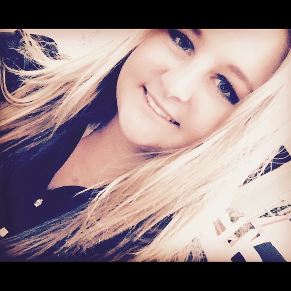 Profile Picture of Jordin Arthurs (@jordinarthurs) on Poshmark