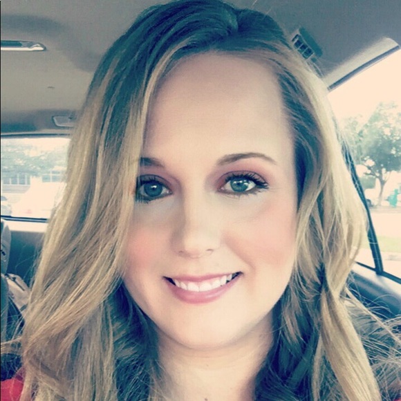 Profile Picture of Beth Carron (@bcare27) on Poshmark