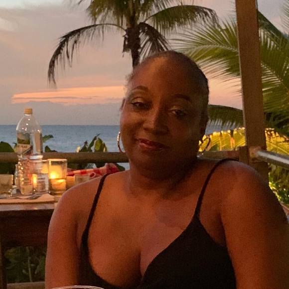 Profile Picture of Lenora James (@ljames2) on Poshmark