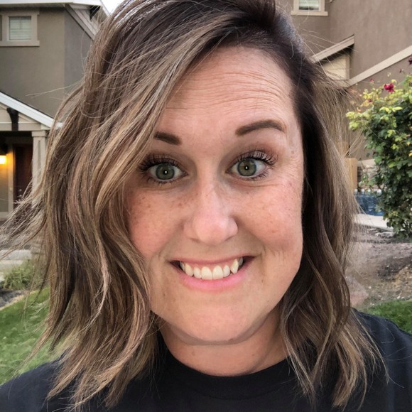 Profile Picture of Jennie Hacker (@jenniehiller) on Poshmark