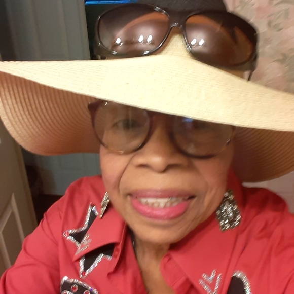 Profile Picture of Mercedes Snowden (@mercedessnow701) on Poshmark