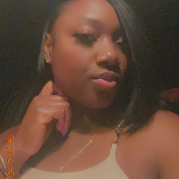 Profile Picture of Paula Saunders (@paulasaunder421) on Poshmark
