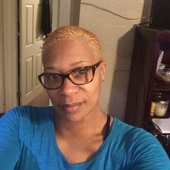 Profile Picture of Zipporia Hughey (@zipporiahughey) on Poshmark