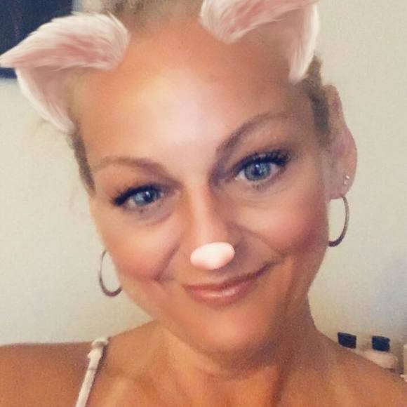 Profile Picture of Lisa Devogt (@lkdevogt) on Poshmark