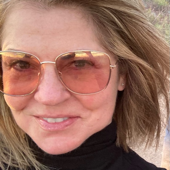 Profile Picture of Anne Mazet (@poshmarksellera) on Poshmark