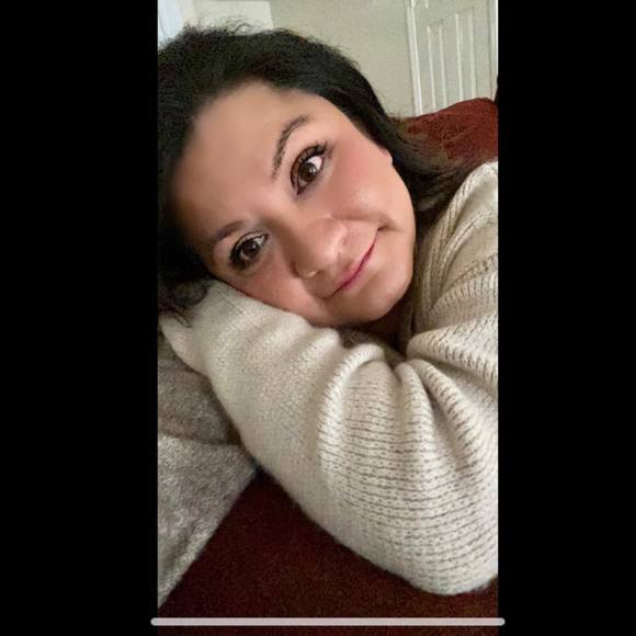 Profile Picture of Cindy Zapata (@justrena2002) on Poshmark