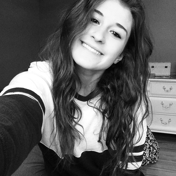 Profile Picture of Stephanie Nuttle (@stephaniie19) on Poshmark