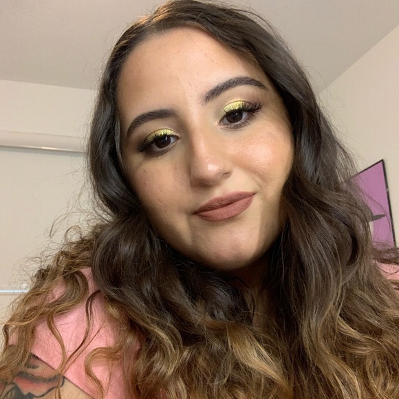 Profile Picture of Vanessa Zuferri (@vanezrules) on Poshmark