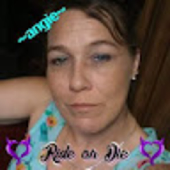 Profile Picture of Angie Cronley (@angiegurl347712) on Poshmark