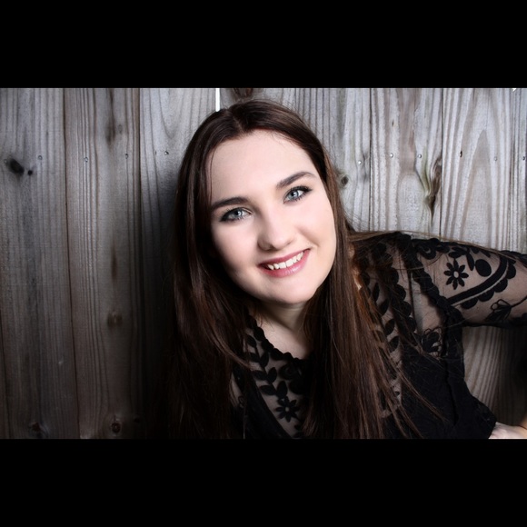 Profile Picture of Julianne Reece (@juliannereece) on Poshmark