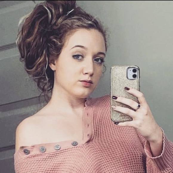 Profile Picture of Alexandra tyler Heaton (@a_heaton) on Poshmark