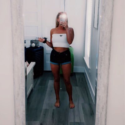 Profile Picture of Isabelle Schneider (@izzy_schneiderr) on Twitter
