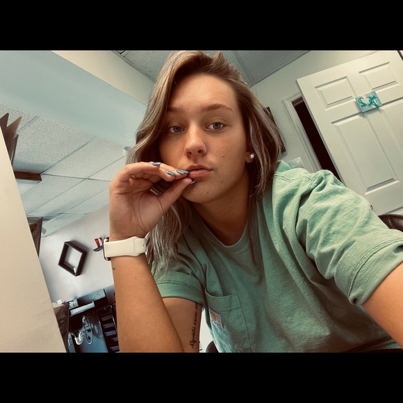 Profile Picture of Madison Auchter (@maddyauchter607) on Poshmark