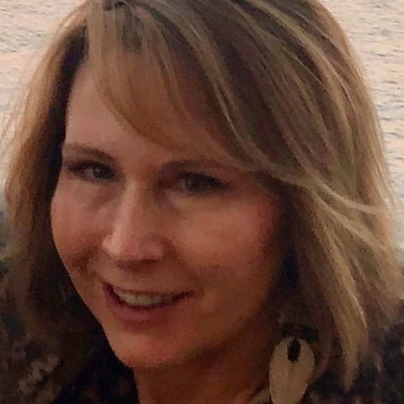 Profile Picture of Lisa Donnelly (@lkatdonnelly) on Poshmark